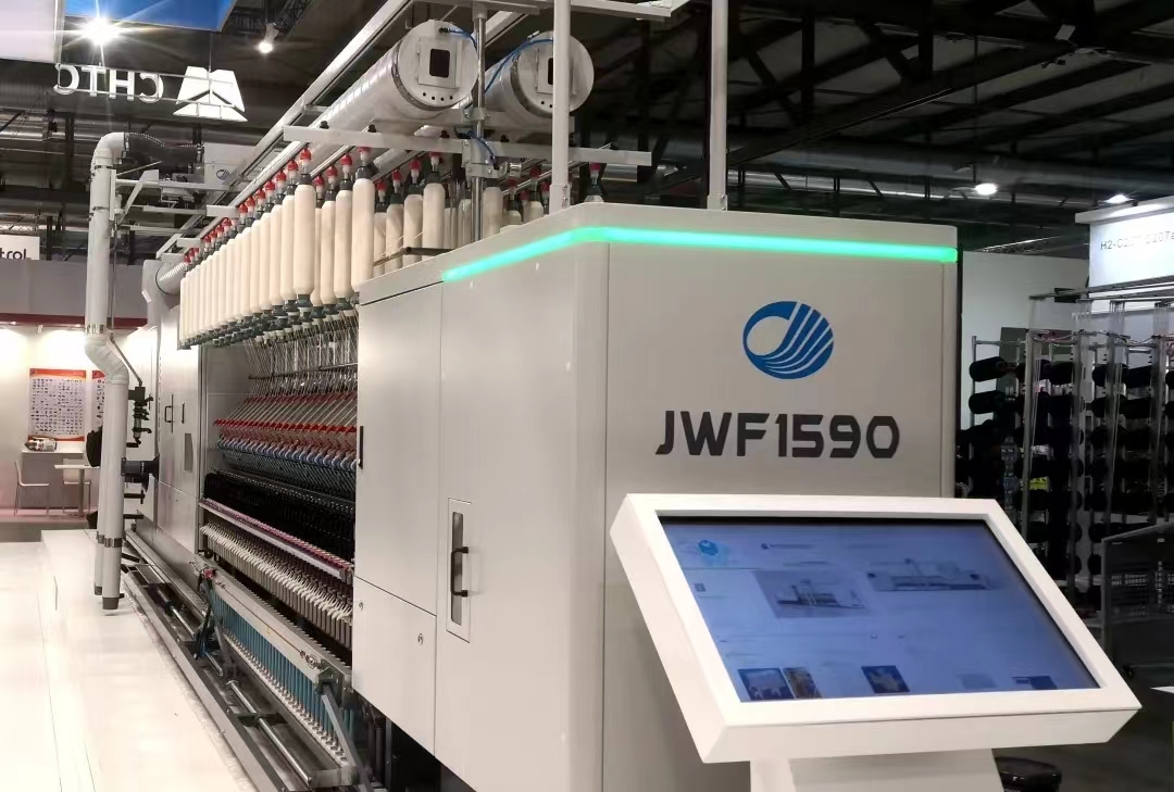 赴米蘭紡機展參展的JWF1590高端平臺細紗機.jpg